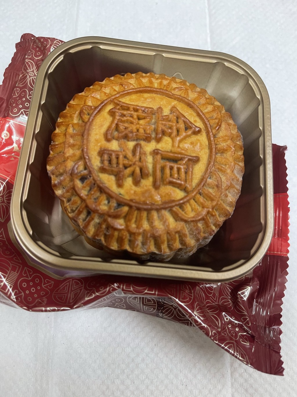 有網民留言,估計發霉的原因很可能是因為要趕貨,月餅出爐後「未完全攤凍就急忙包裝入盒」。nanaanhui@Threads 有網民留言,估計發霉的原因很可能是因為要趕貨,月餅出爐後「未完全攤凍就急忙包裝入盒」。nanaanhui@Threads