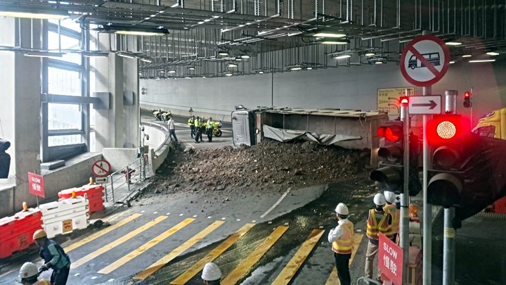 泥头车翻侧路中。fb:马路的事 (即时交通资讯台) 泥头车翻侧路中。fb:马路的事 (即时交通资讯台)