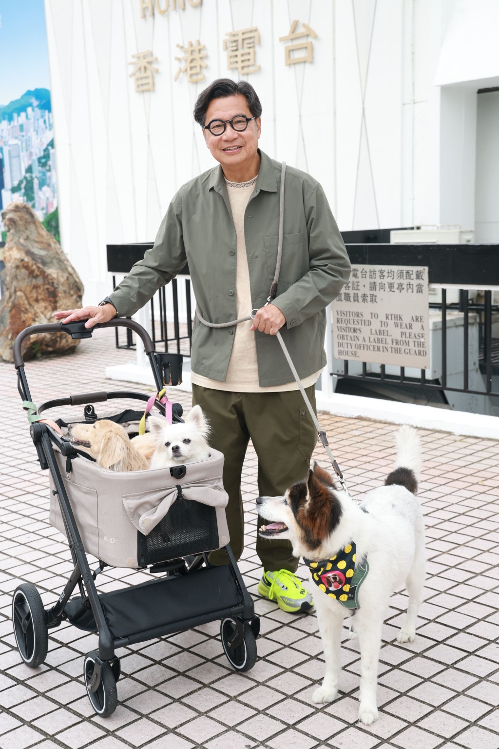 郑子诚一手推着车上的「多多」和「小初」，一手拖着「欢欢」，却不觉劳累。