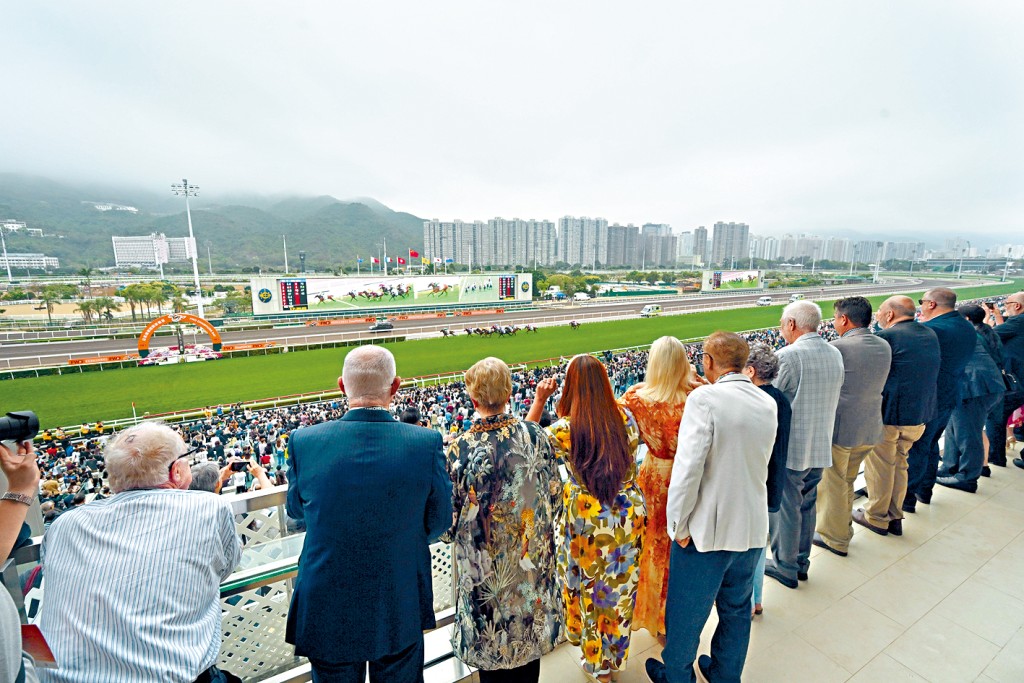 一眾來自澳洲的旅客購買「尊尚禮遇套票」，在完成提升工程後的「駿軒」的露台專區欣賞精彩賽事。