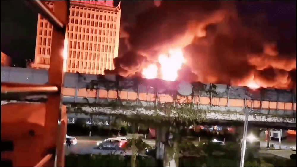 油罐車著火後，發生爆炸，高架橋上冒起紅紅烈火。
