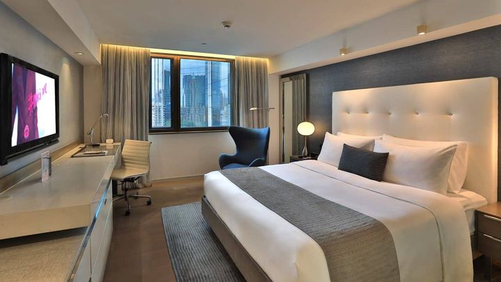 提供不同美食體驗的「味歷住宿之旅」套票，均包括The Mira城景客房一晚住宿。