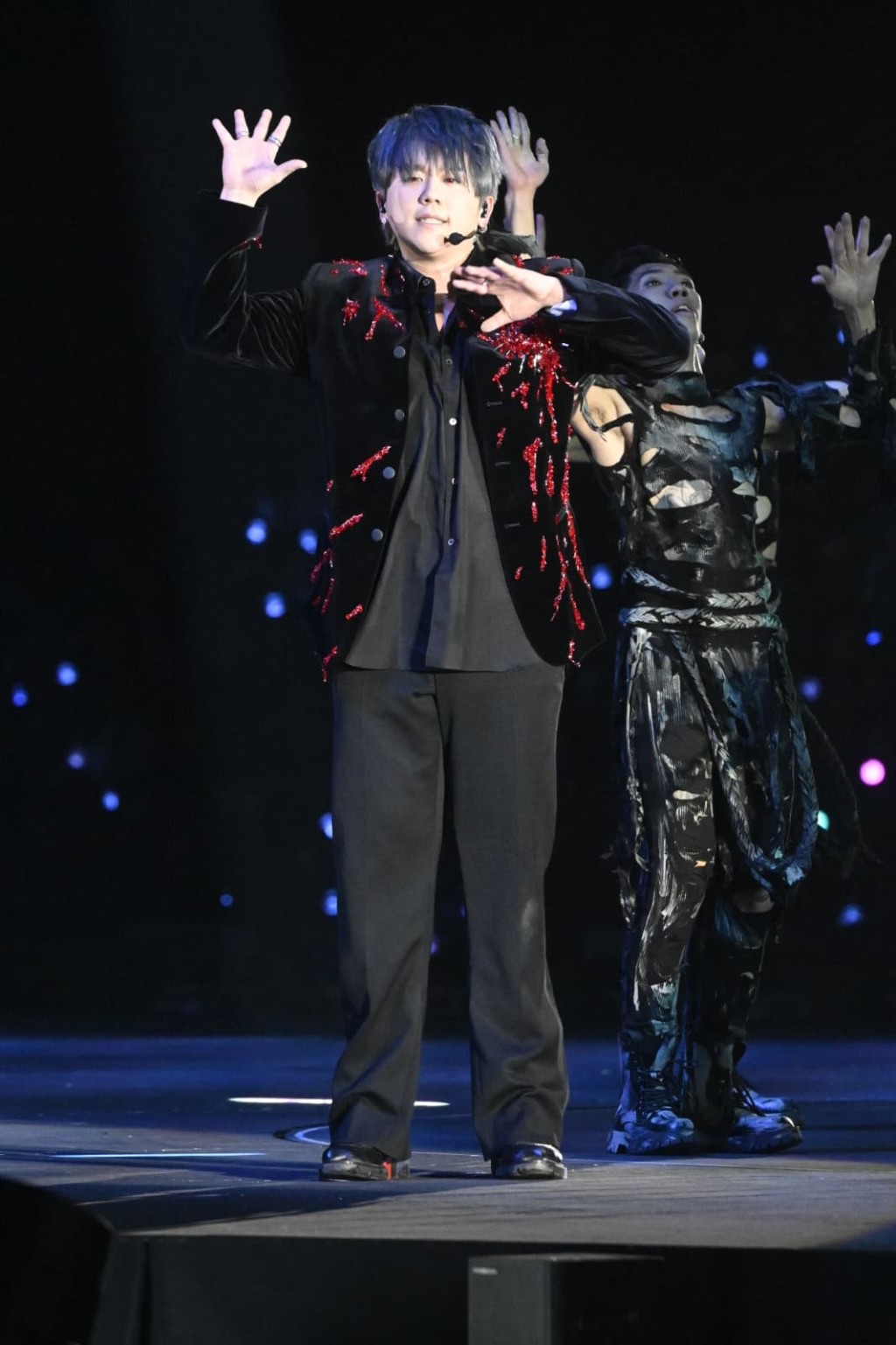 姜濤換上黑色襯紅色珠片絲絨西裝，在煙火下唱《黑月》。