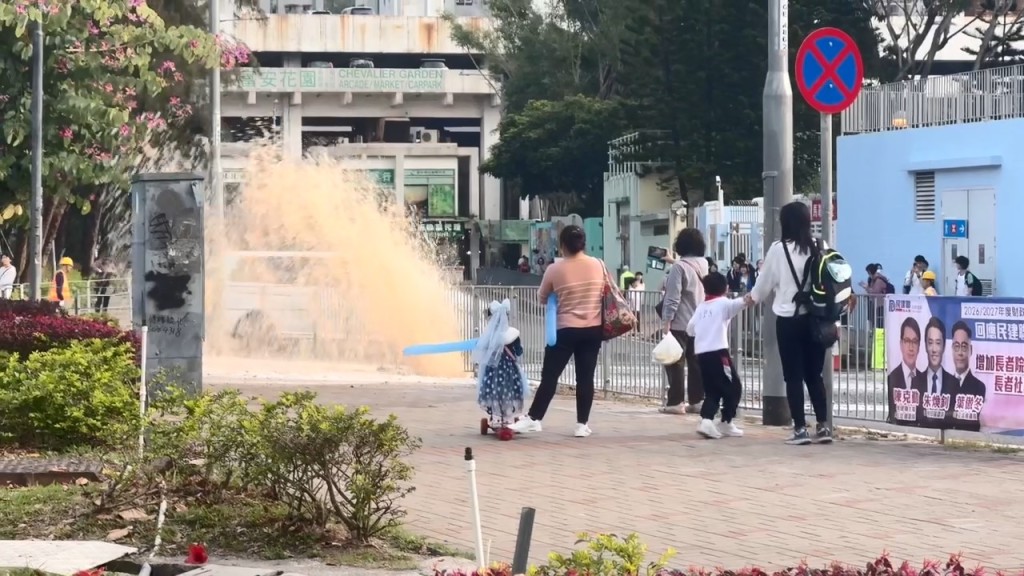 大量黃泥水如噴泉般湧出。網上片段截圖