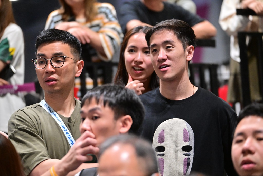 剛在成都出戰完湯優盃的羽毛球混雙主力鄧俊文(右一)及女雙主力楊雅婷(中)也到場觀看比賽，旁為男花主力之一的楊子加。