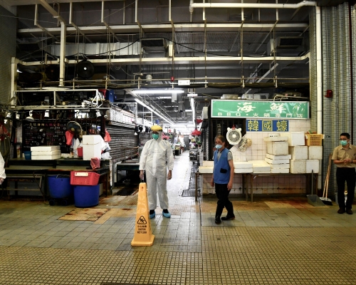 食環署明日將聯同街市檔戶再次進行全面大掃除及徹底清潔消毒。 資料圖片