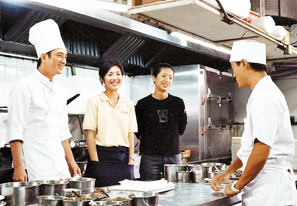 楊千嬅（左二）與林峯（右一）在2000年合作無綫劇《美味情緣》。