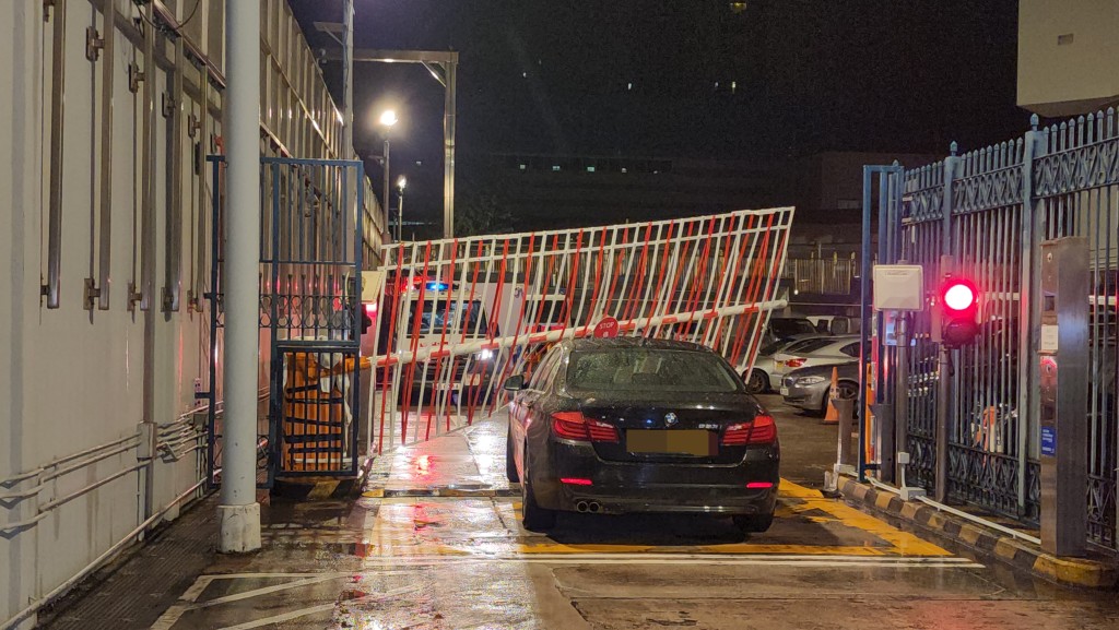 一輛寶馬私家車懷疑蓄意撞向車閘。 一輛寶馬私家車懷疑蓄意撞向車閘。