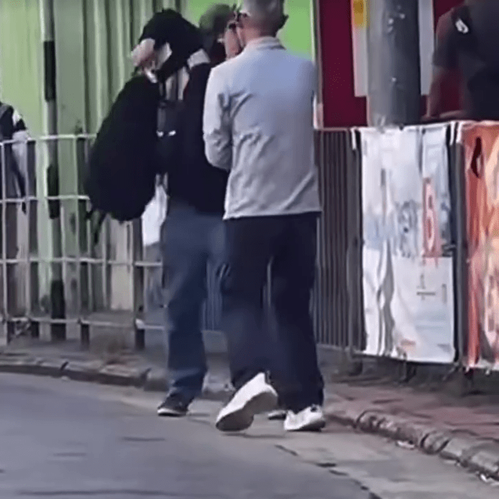 黑衫男向對方步步進逼威脅。