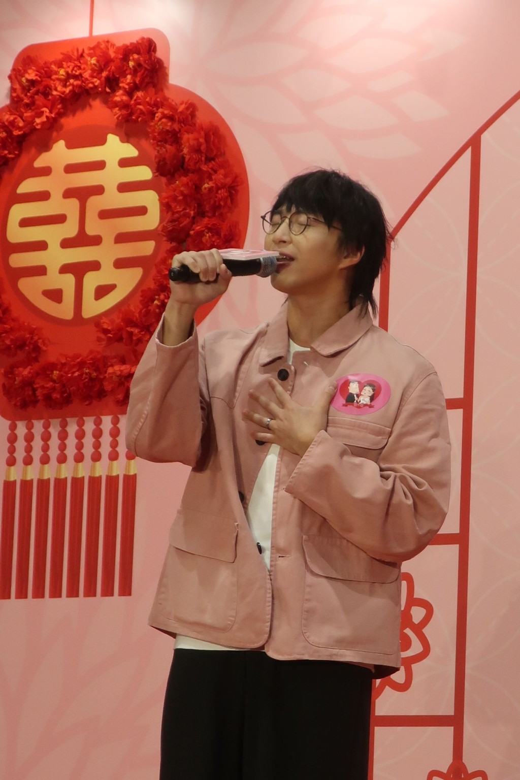 吴业坤坦言对走音感到抱歉,“唱得唔完美。” 吴业坤坦言对走音感到抱歉,“唱得唔完美。”