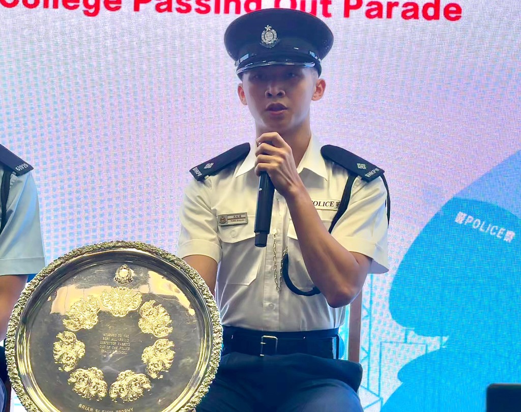 施礼荣盾及荣誉警棍得主见习督察冯旌曜表示，加入警队的决定成为了人生转捩点，不但找到明确的人生观，亦培养出正面积极态度。麦键泷摄
