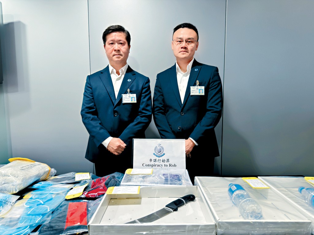 警司冼國明（左）和總督察文智陽（右）講述偵破10億日圓劫案經過。