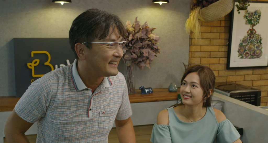 游游與黃子雄飾演父女。