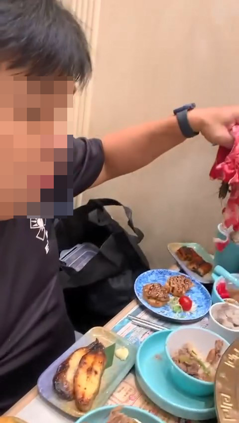 男子表現慌張，從袋內取出一大堆肥牛。網上片段截圖