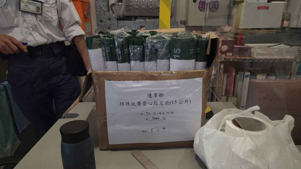 職員在柴灣連翠邨的大堂放置裝滿指定袋的紙箱，以便居民索取。