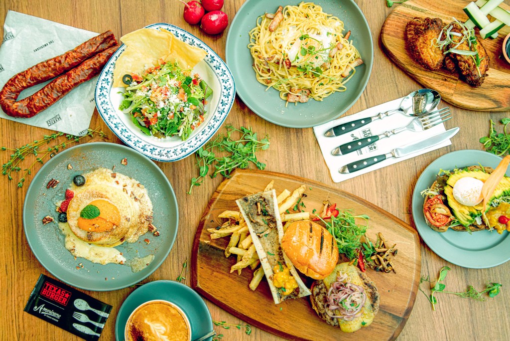 位於荃灣廣場的 b.o.t.h. by Texas Burger，除了招牌漢堡包之外，主打全天候供應的美式早午餐及精緻甜品。