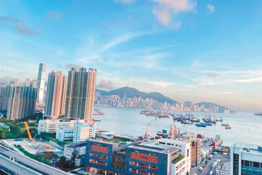 單位外望為西九龍一帶屋苑，如凱帆軒、浪澄灣，遠眺西區海景。