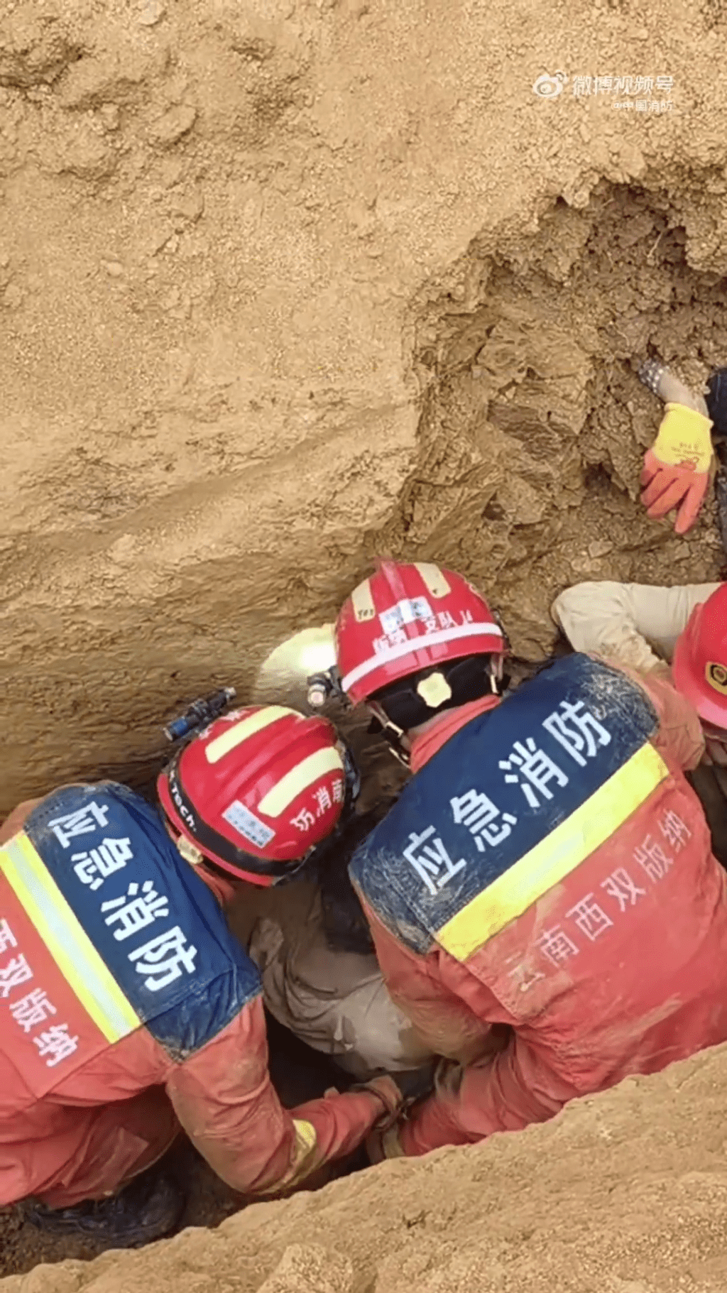 消防员现场抢救被困人士。 中国消防
