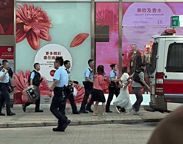 兇徒被帶走調查。fb：香港交通及突發事故報料區
