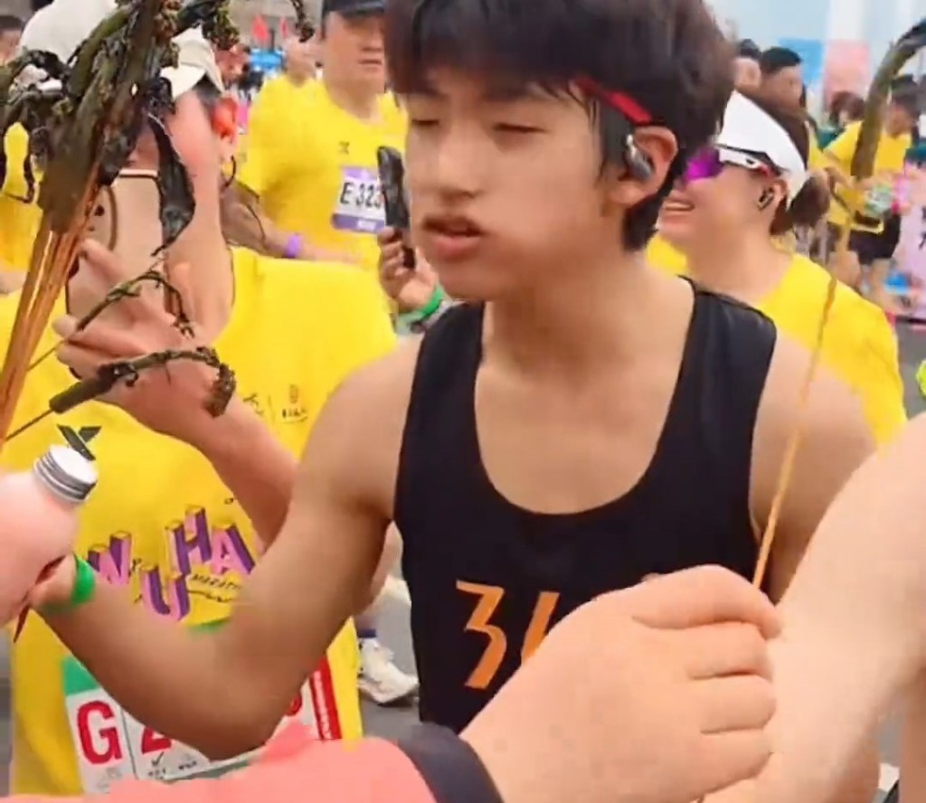 现场更派发武汉特产菜薹。