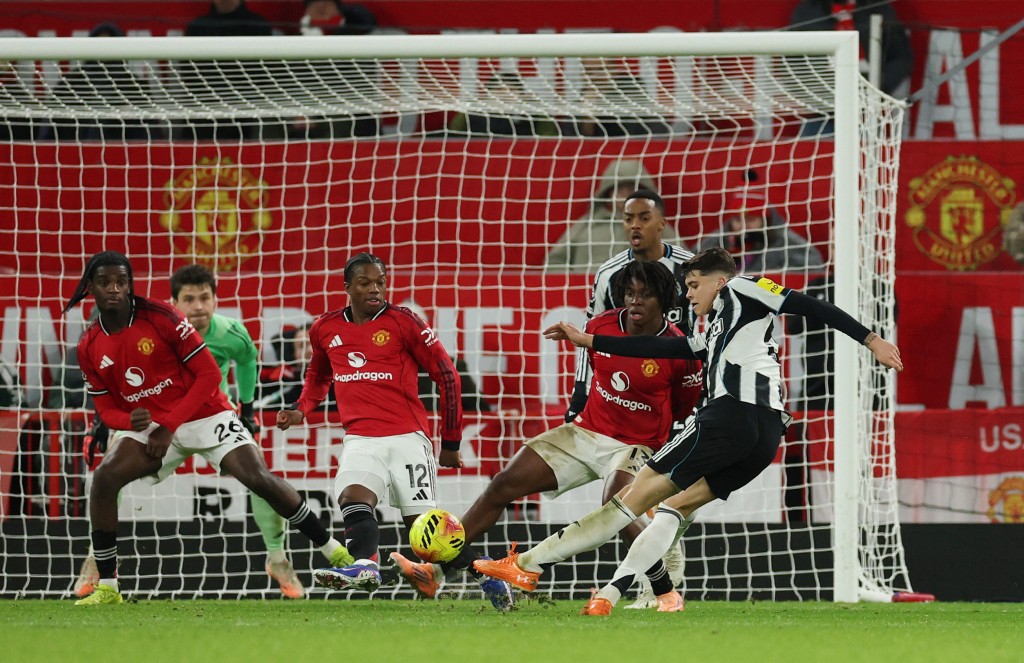 纽卡素下半场压住曼联踢，但多次起脚未能破网。路透社