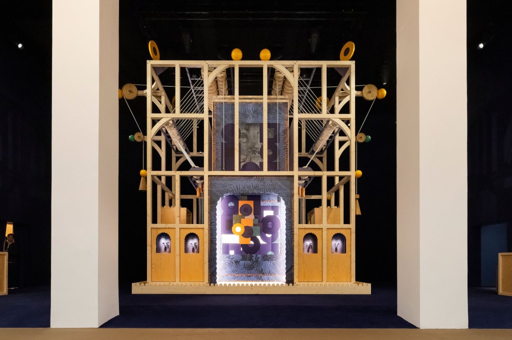 Hermès的展區特別以一座由藝術家創作的活動裝置配合新作品登場。