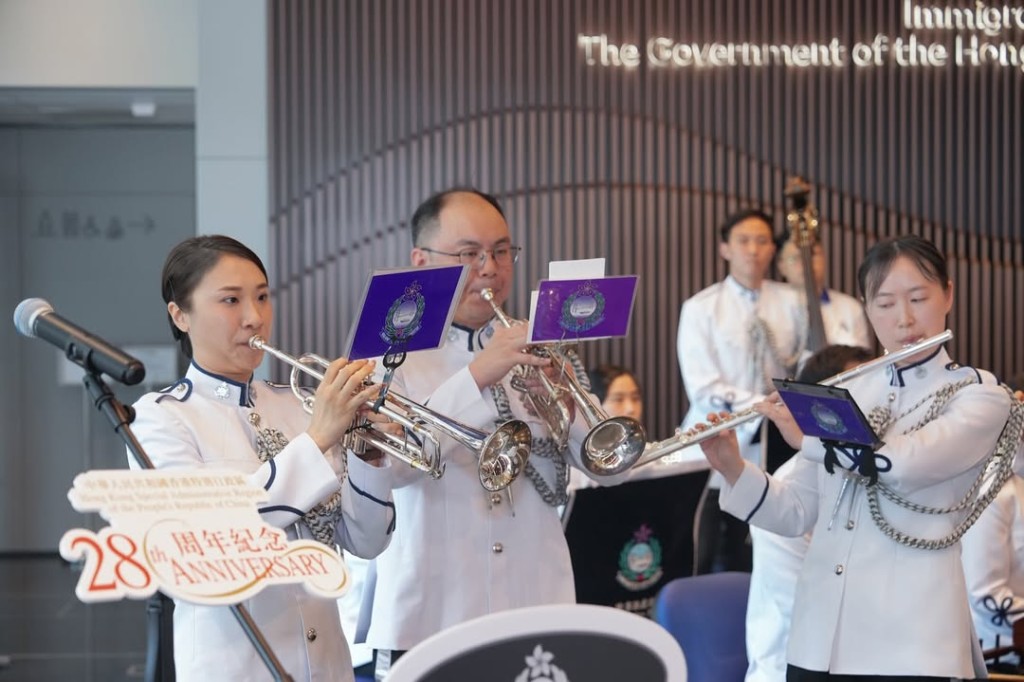 樂隊以中樂、管弦樂及流行樂演奏多首承載香港人共同回憶的歌曲，包括《我們的家》、《獅子山下》、《東方之珠》等。