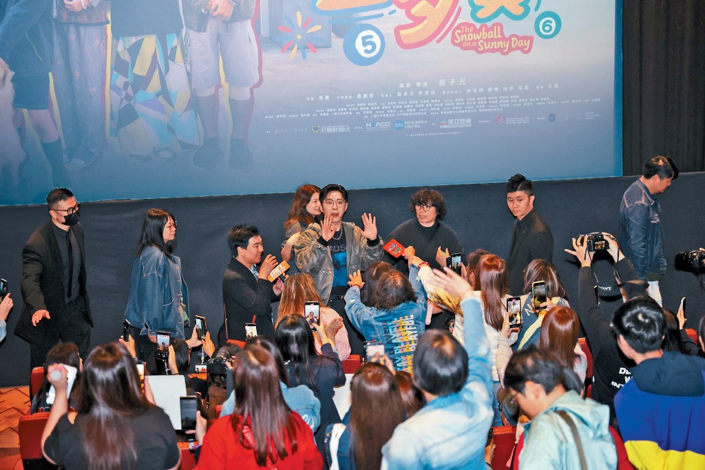 Edan昨日去謝票，獲大批粉絲力撐，更有人派利是。