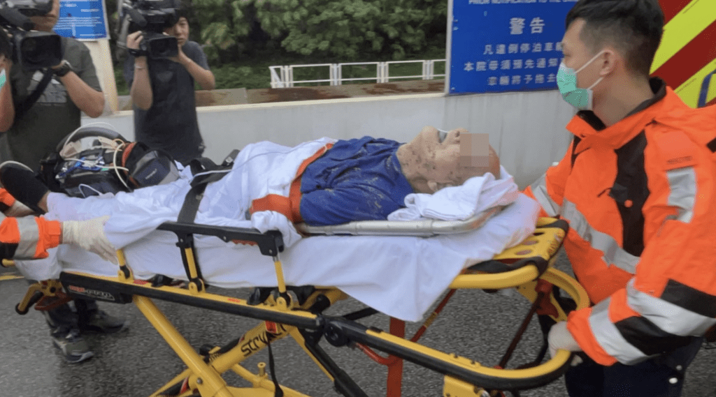 老翁需戴上儀器協助呼吸，惜送院不治。蔡楚輝攝