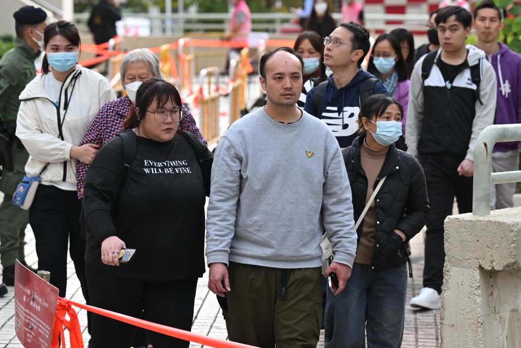 有居民離開社區會堂時雙眼通紅。劉駿軒攝 有居民離開社區會堂時雙眼通紅。劉駿軒攝