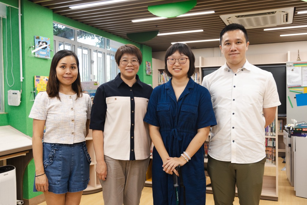 (左至右)香港紅十字會雅麗珊郡主學校高級職業治療師鄧淑雯姑娘、高級物理治療師黃惠儀姑娘、陳藝霖、張熙正副校長(圖片來源:《親子王》) (左至右)香港紅十字會雅麗珊郡主學校高級職業治療師鄧淑雯姑娘、高級物理治療師黃惠儀姑娘、陳藝霖、張熙正副校長(圖片來源:《親子王》)