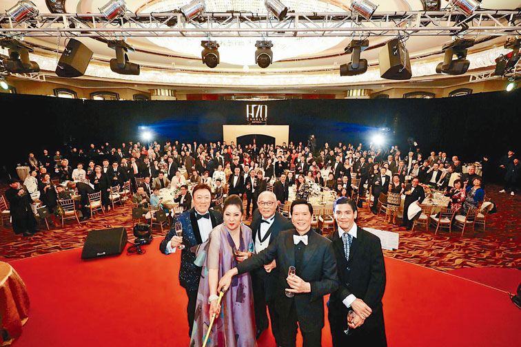 全場名人紅星同賀向華強70歲生日。