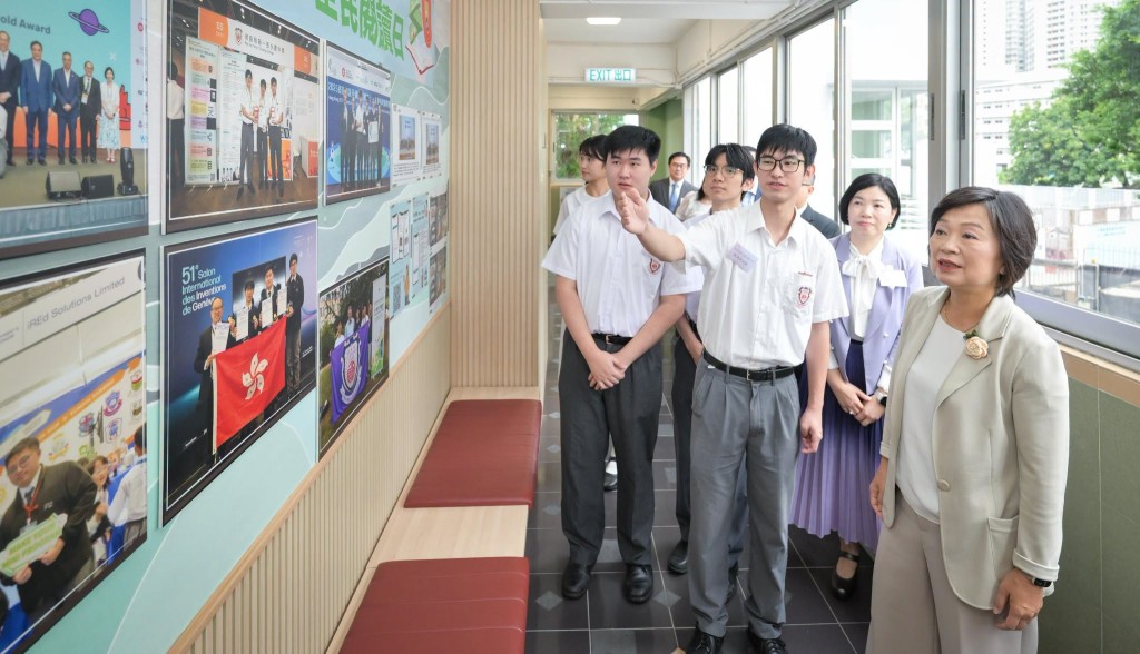 她亦到訪官立學校與同學見面,同學分享走過DSE的心路歷程。蔡若蓮 Facebook圖片 她亦到訪官立學校與同學見面,同學分享走過DSE的心路歷程。蔡若蓮 Facebook圖片