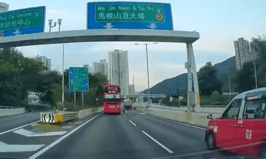 貨車司機似乎未有察覺,沒有停車查看,繼續沿公路駛去。 貨車司機似乎未有察覺,沒有停車查看,繼續沿公路駛去。