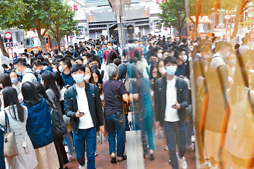 颱風「尼格」襲港，是有紀錄以來第三次在十一月掛八號風球，市民忙着趕回家。