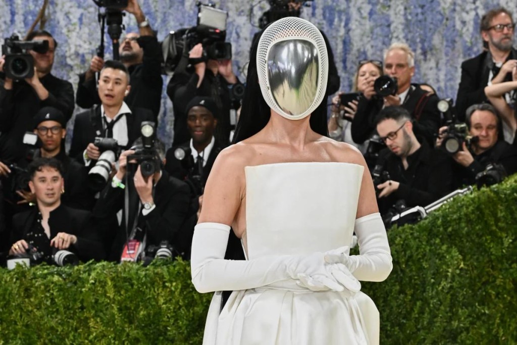 Katy Perry戴上金屬面罩見人。