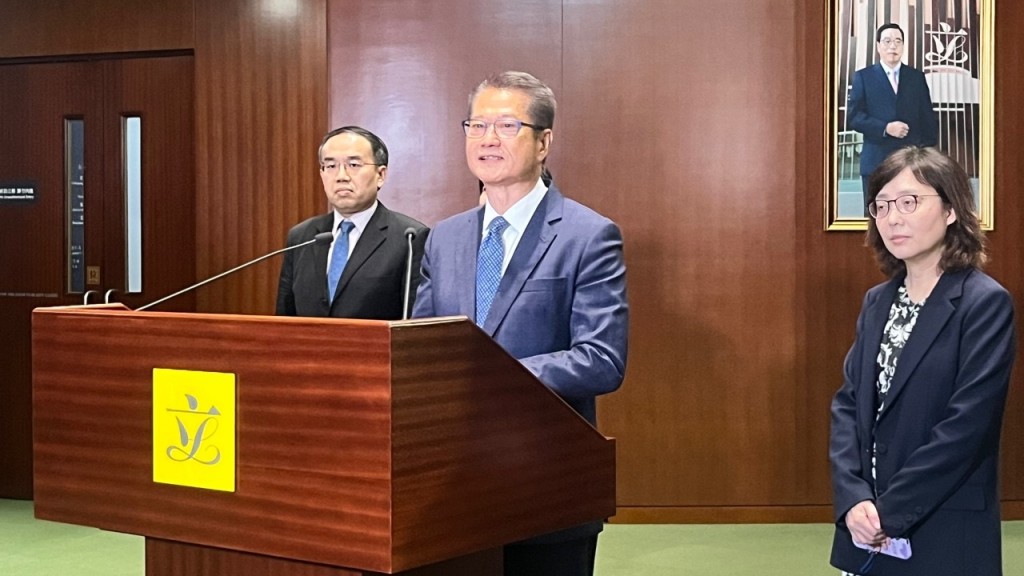 立法會今早(26日)舉行第9次前廳交流會,由財政司司長陳茂波帶領官員出席。李健威攝