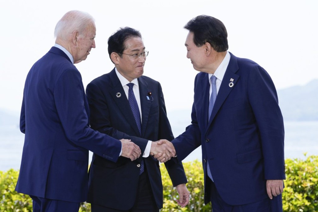 拜登(左)在G7峰会上与岸田文雄(中)和尹锡悦(右) 会谈。美联社