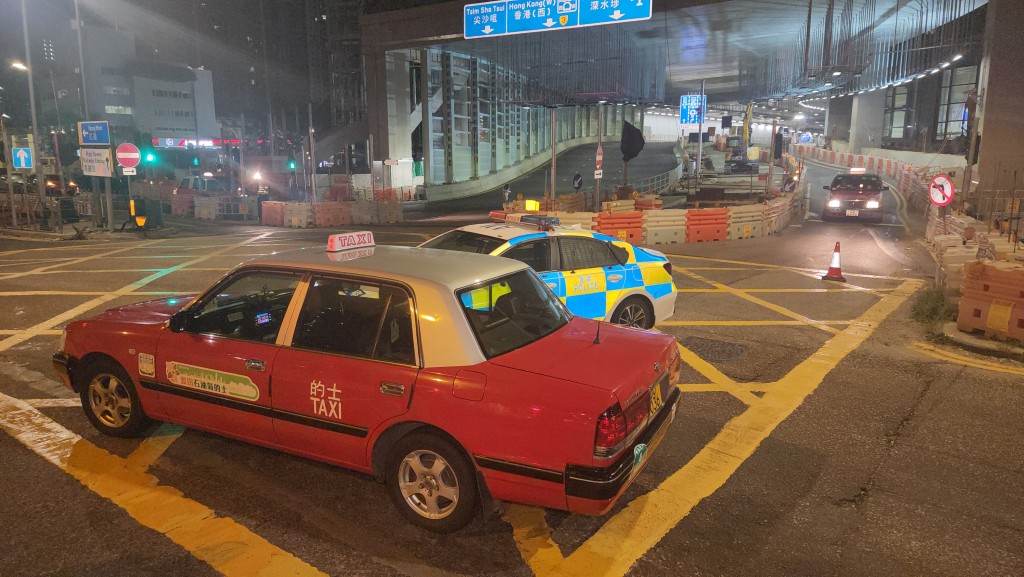 警車與的士在十字路口相撞。
