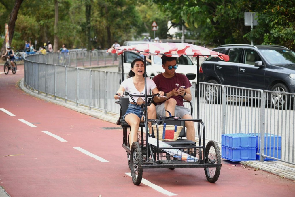 大美督不少人一家大小踩單車。
