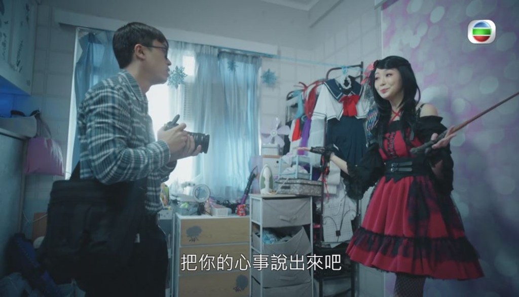 剧中为了生计，赵颂茹要cosplay扮私影妹。