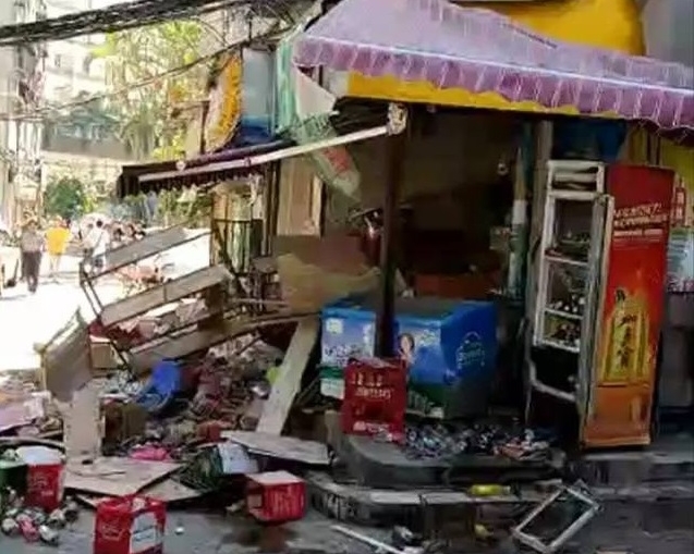 現場玻璃雜物散滿一地。網上圖片