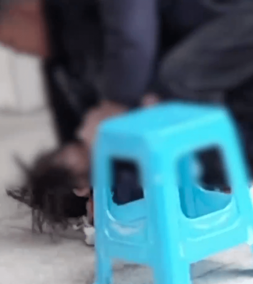 重慶男生被鎖喉、推搡、按地，疑因髮型問題遭老師當眾強行剪髮。