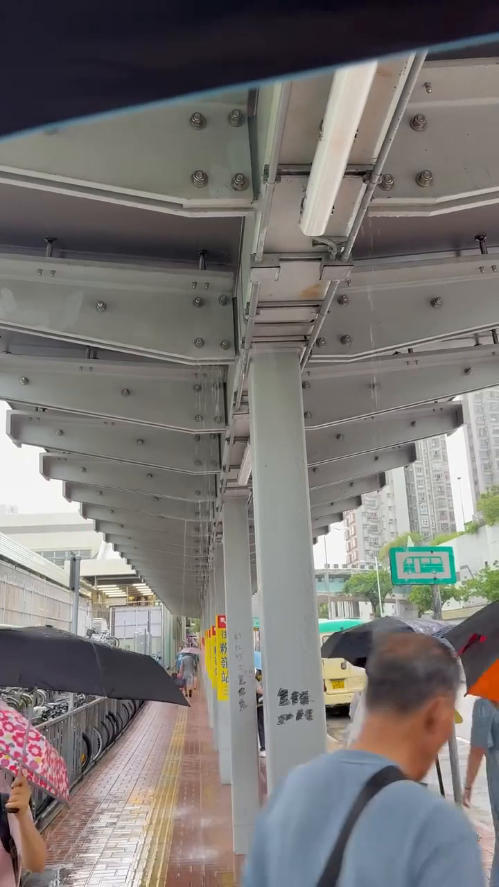 樓主今早上載港鐵粉嶺站轉車站有蓋行人路下 雨奇景短片,指「噚晚紅雨完,起唔夠兩三年 嘅雨篷可以咁樣漏到倒水咁,好多位置都係咁 樣,估計過多一排同樣位置全部都會漏......」。Threads截圖 樓主今早上載港鐵粉嶺站轉車站有蓋行人路下 雨奇景短片,指「噚晚紅雨完,起唔夠兩三年 嘅雨篷可以咁樣漏到倒水咁,好多位置都係咁 樣,估計過多一排同樣位置全部都會漏......」。Threads截圖