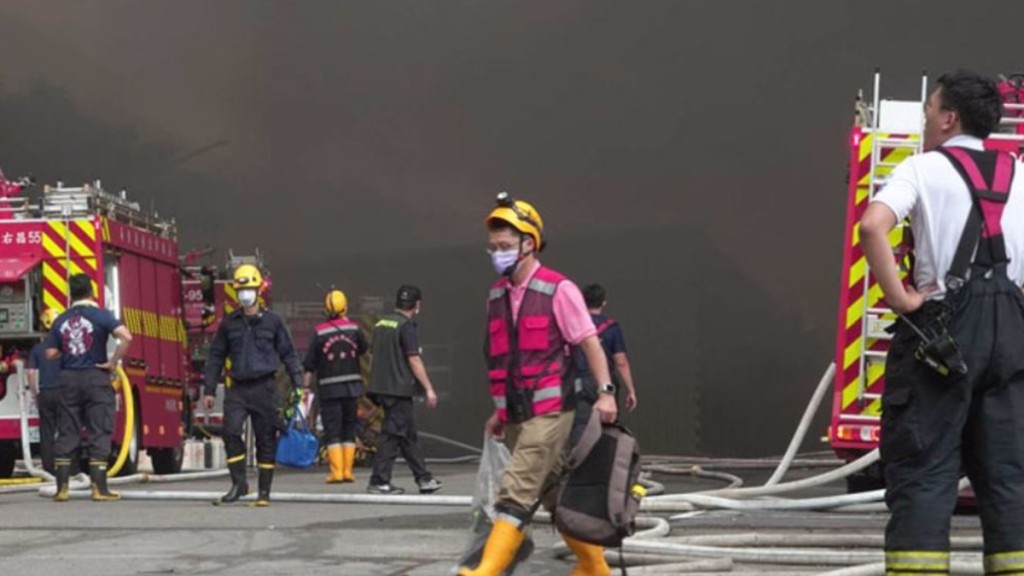 有台灣的現役消防員不滿人手不足，10年來已有43名消防員殉職。中時新聞