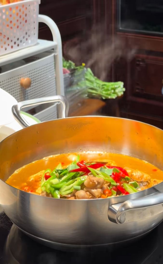 湖南私厨曾恋新春未有回家度岁，为了置业不断接工作。抖音@鲨鱼（长沙上门做饭）