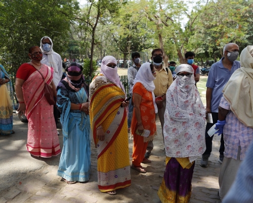 印度過去一日新增逾40萬人確診。AP圖片