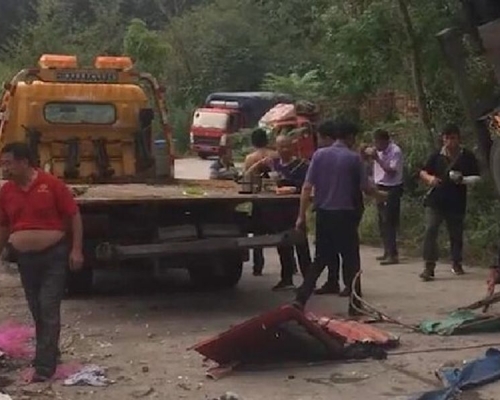 河南有貨車側翻壓死8人。 網圖