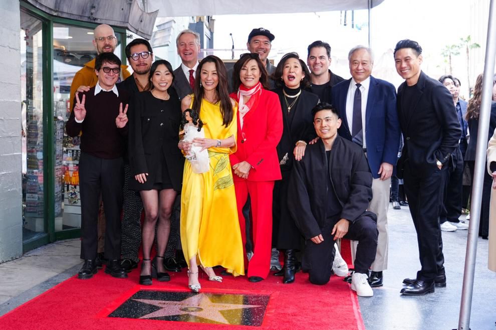 《神奇女俠玩救宇宙》導演關家永（後排左二）、及Daniel Scheinert（後排左一）、關繼威（前排左一）、李安（後排右二）、朱浩偉（後排右一）、Awkwafina（前排左二）、吳珊卓（後排右四）等多人現身見證Michelle的摘星典禮。