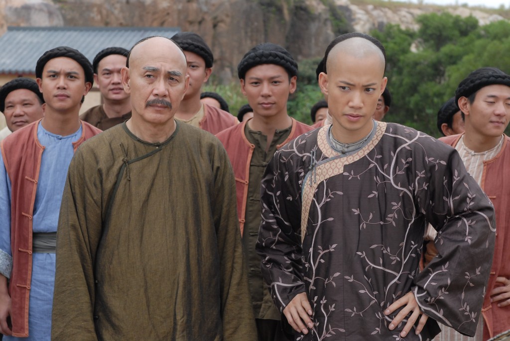 敖嘉年（右）在《巾帼枭雄》饰演大少爷“蒋必文”一角，人气急升。